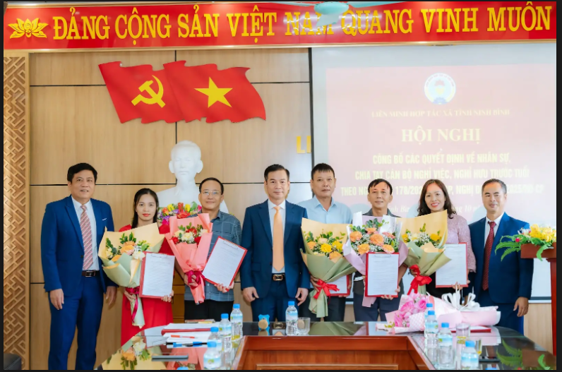 Liên minh Hợp tác xã tỉnh Ninh Bình tổ chức Hội nghị công bố các quyết đinh về nhận sự, chia tay cán bộ nghỉ việc, nghỉ hưu trước tuổi.